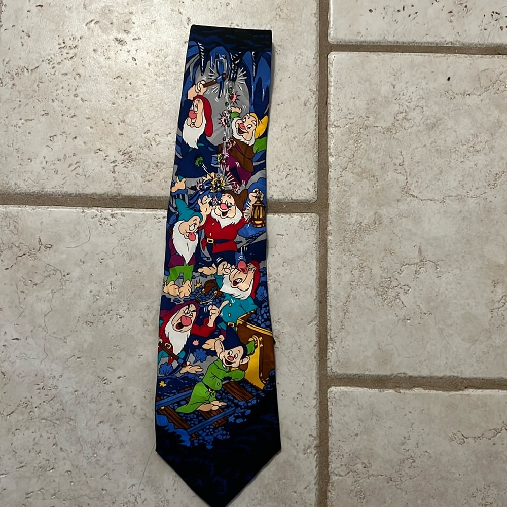 NWOTs Vintage Snow White & The 7 Dwarfs Tie